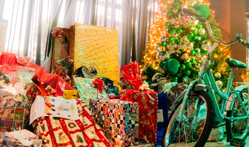 Mais de 100 brinquedos entregues pelos colaboradores do Banco da Amazônia em ação do Papai Noel dos Correios