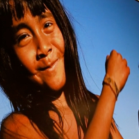 Da infância na corrida à emoção adulta: retrato indígena revive na exposição de Hiromi Nagakura