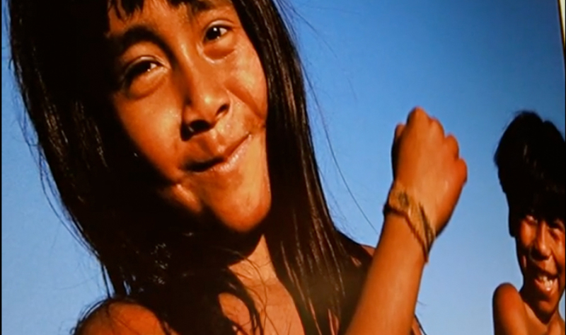 Da infância na corrida à emoção adulta: retrato indígena revive na exposição de Hiromi Nagakura