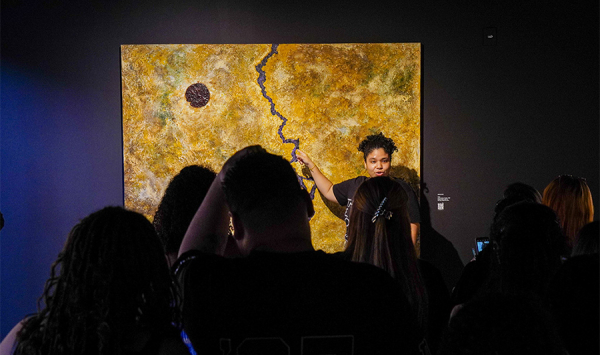 Além da sala de aula: alunos do IEEP participam de visita mediada à exposição Trajetórias no Centro Cultural Banco da Amazônia