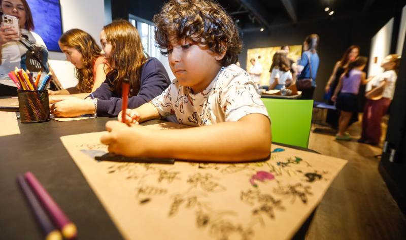 Cores, identidade e infância: oficina no Centro Cultural Banco da Amazônia transforma arte em ferramenta antirracista