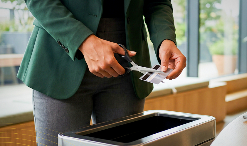 Como fazer o descarte correto do seu cartão de crédito com segurança e sustentabilidade