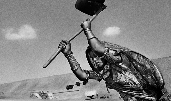 O cotidiano de sobrevivência na Amazônia capturado por Sebastião Salgado