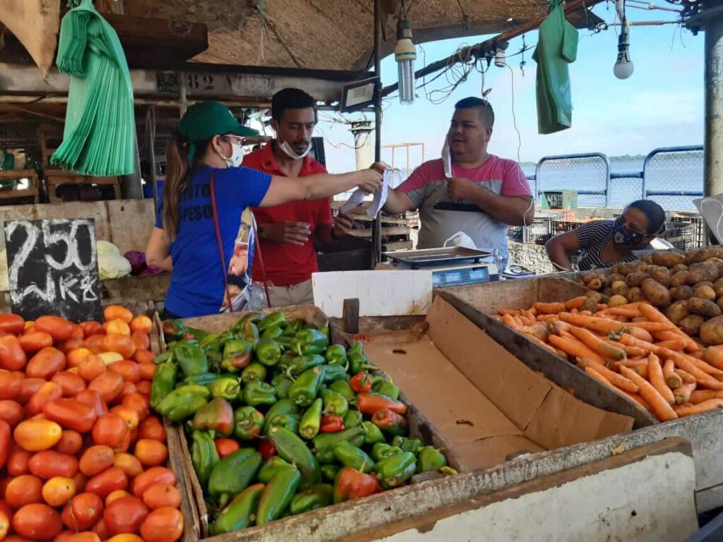 COM DOAÇÃO DE MÁSCARAS A BOIEIRAS DO VER-O-PESO, BANCO DA AMAZÔNIA ENTREGA MAIS DE DEZ MIL UNIDADES DO PRODUTO SOMENTE NA RMB