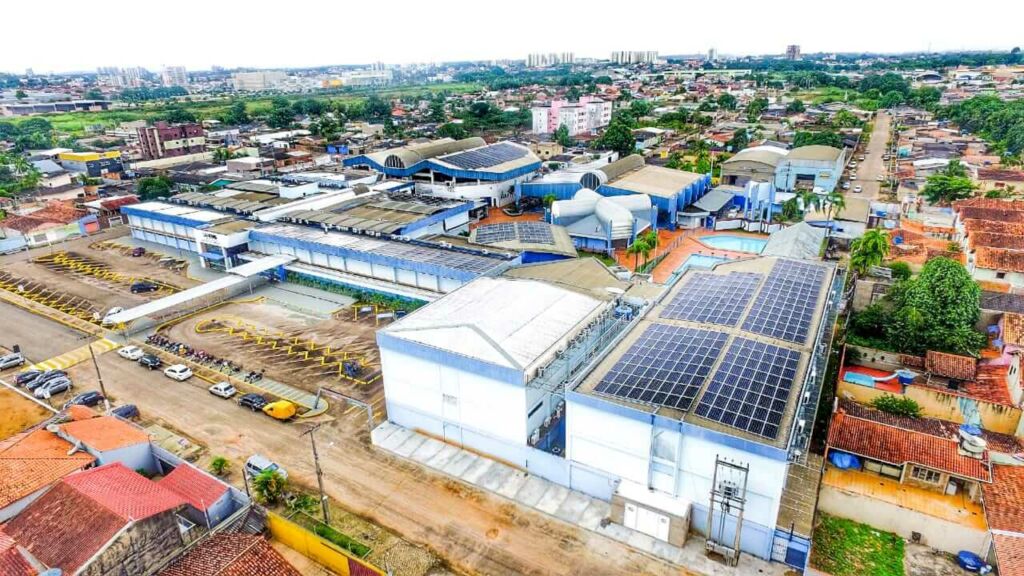 Energia solar fotovoltaica pode gerar economia de até 95% nos gastos mensais da conta de luz, afirma engenheiro.